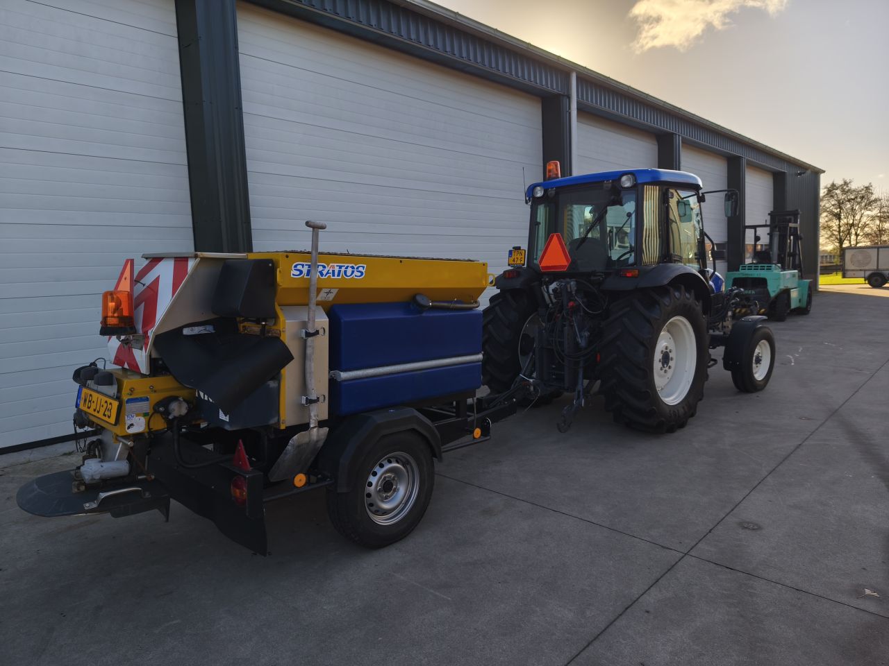 New holland TN55D met Nido strooier.