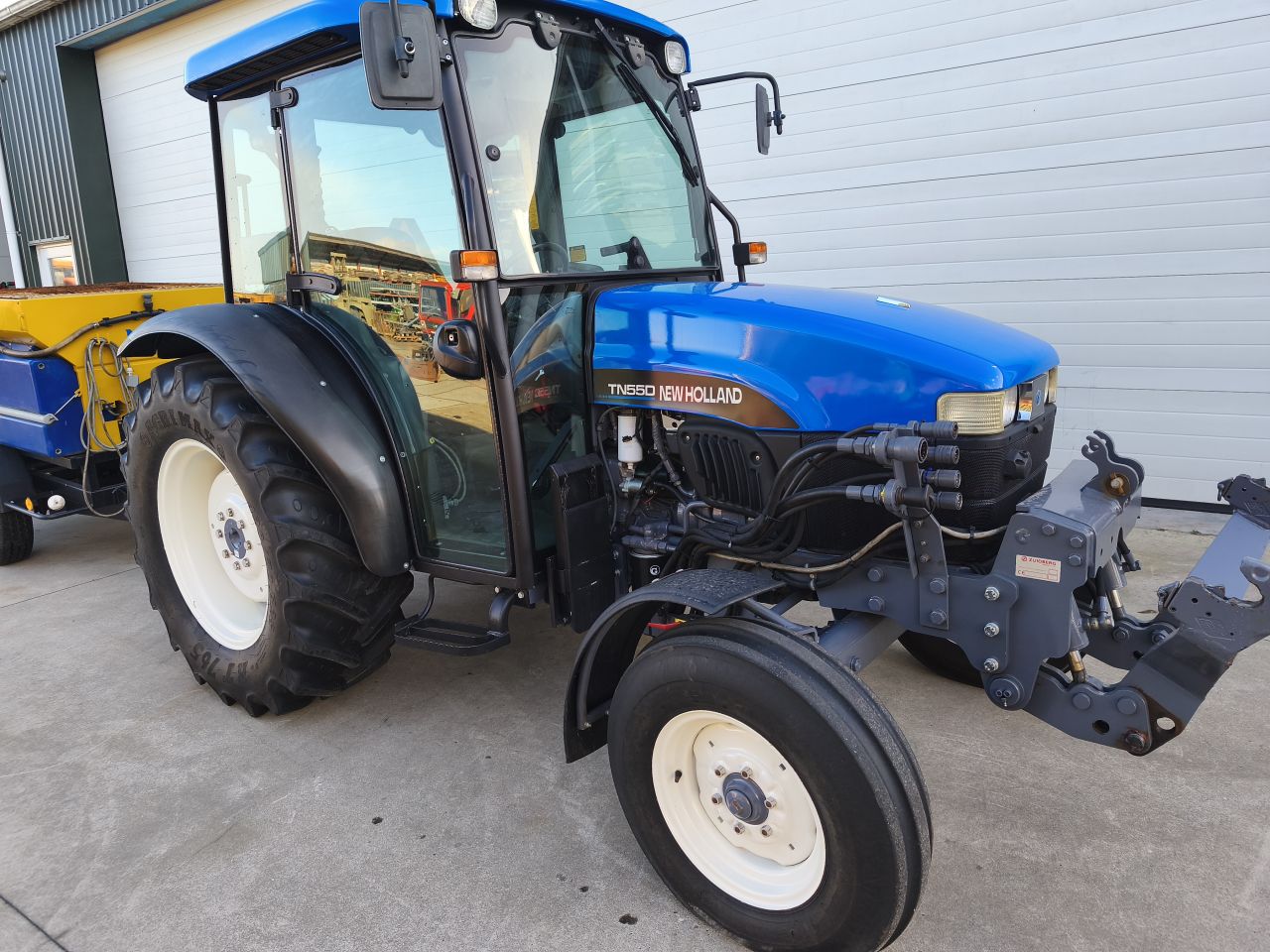 New holland TN55D met Nido strooier.