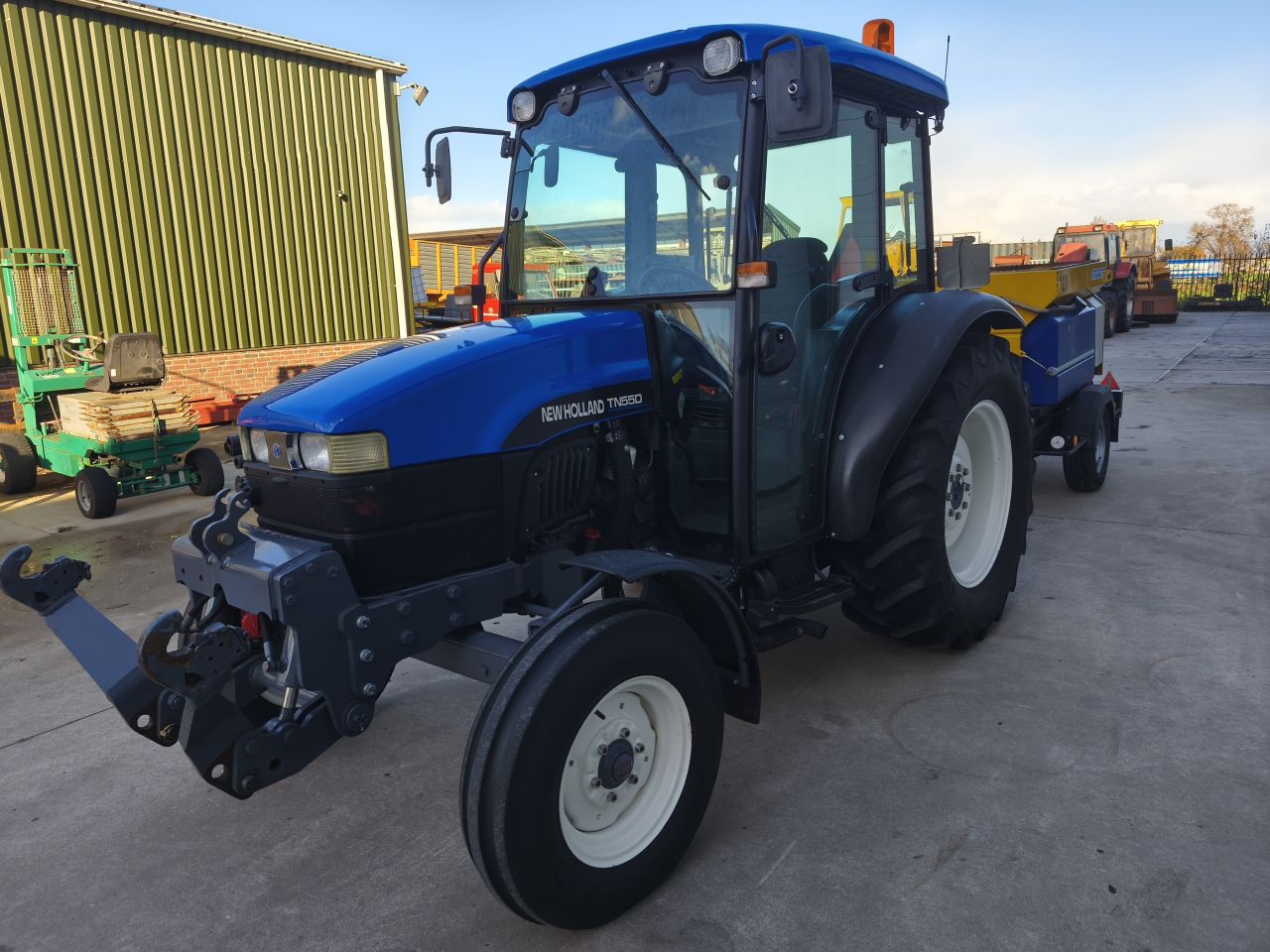 New holland TN55D met Nido strooier.