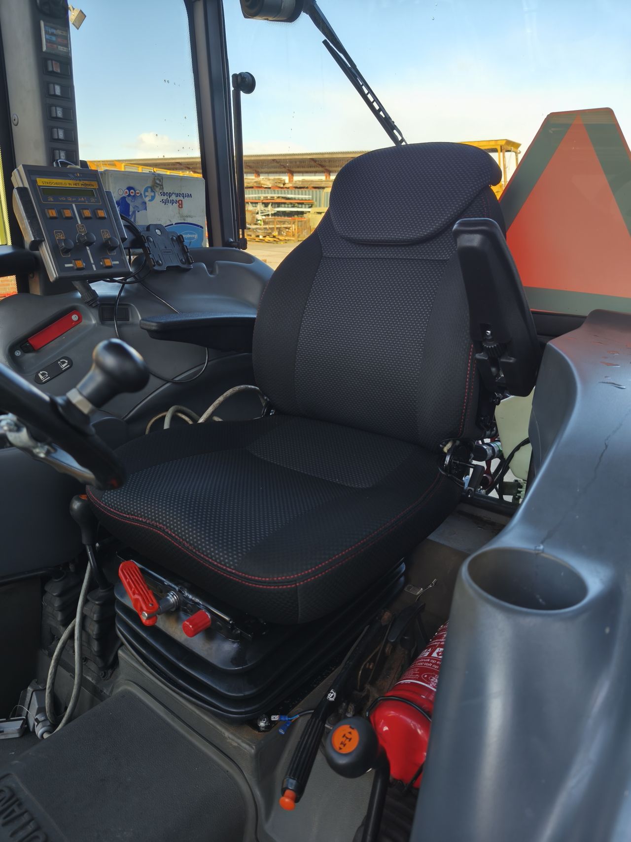 New holland TN55D met Nido strooier.