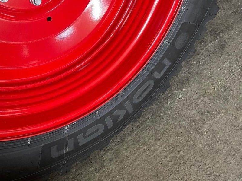 Nokian 480/80 R38 + 400/80 R28 Kompletträder Fendt 500