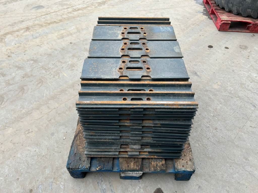 Hyundai R210 / R215 / R220 Shoes 3 Grouser 600mm