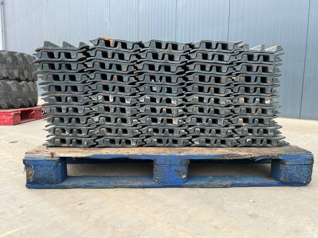Hyundai R210 / R215 / R220 Shoes 3 Grouser 600mm