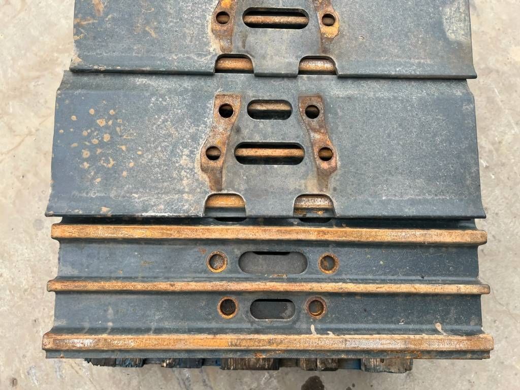 Hyundai R210 / R215 / R220 Shoes 3 Grouser 600mm