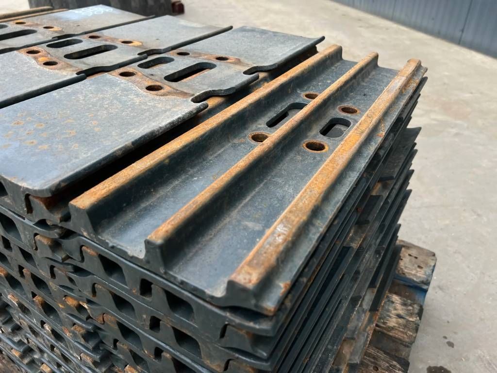 Hyundai R210 / R215 / R220 Shoes 3 Grouser 600mm