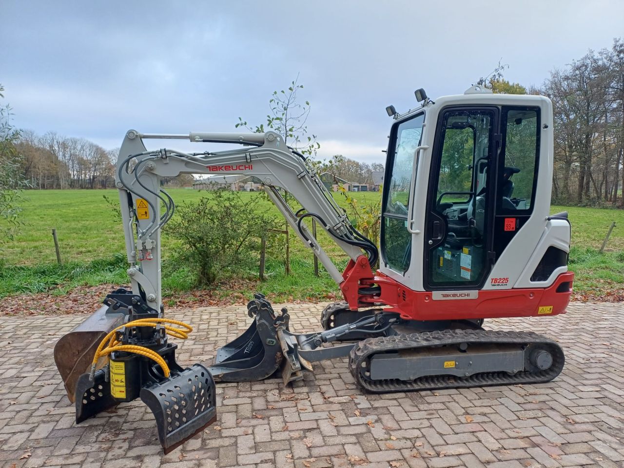 Takeuchi TB225 E | bj 2024 | 218uur | Sorteergrijper