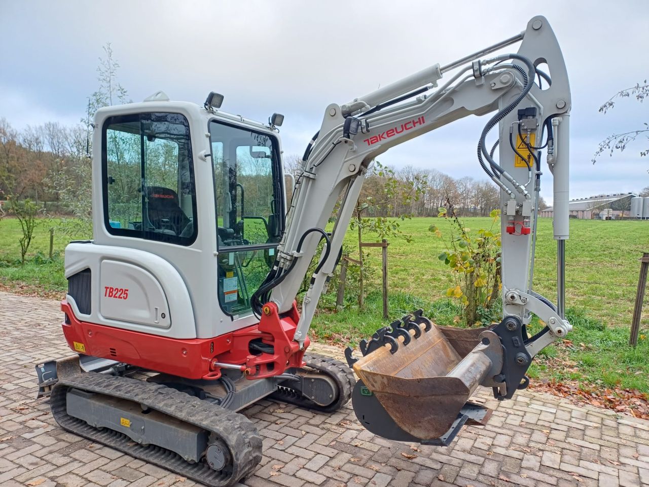 Takeuchi TB225 E | bj 2024 | 218uur | Sorteergrijper