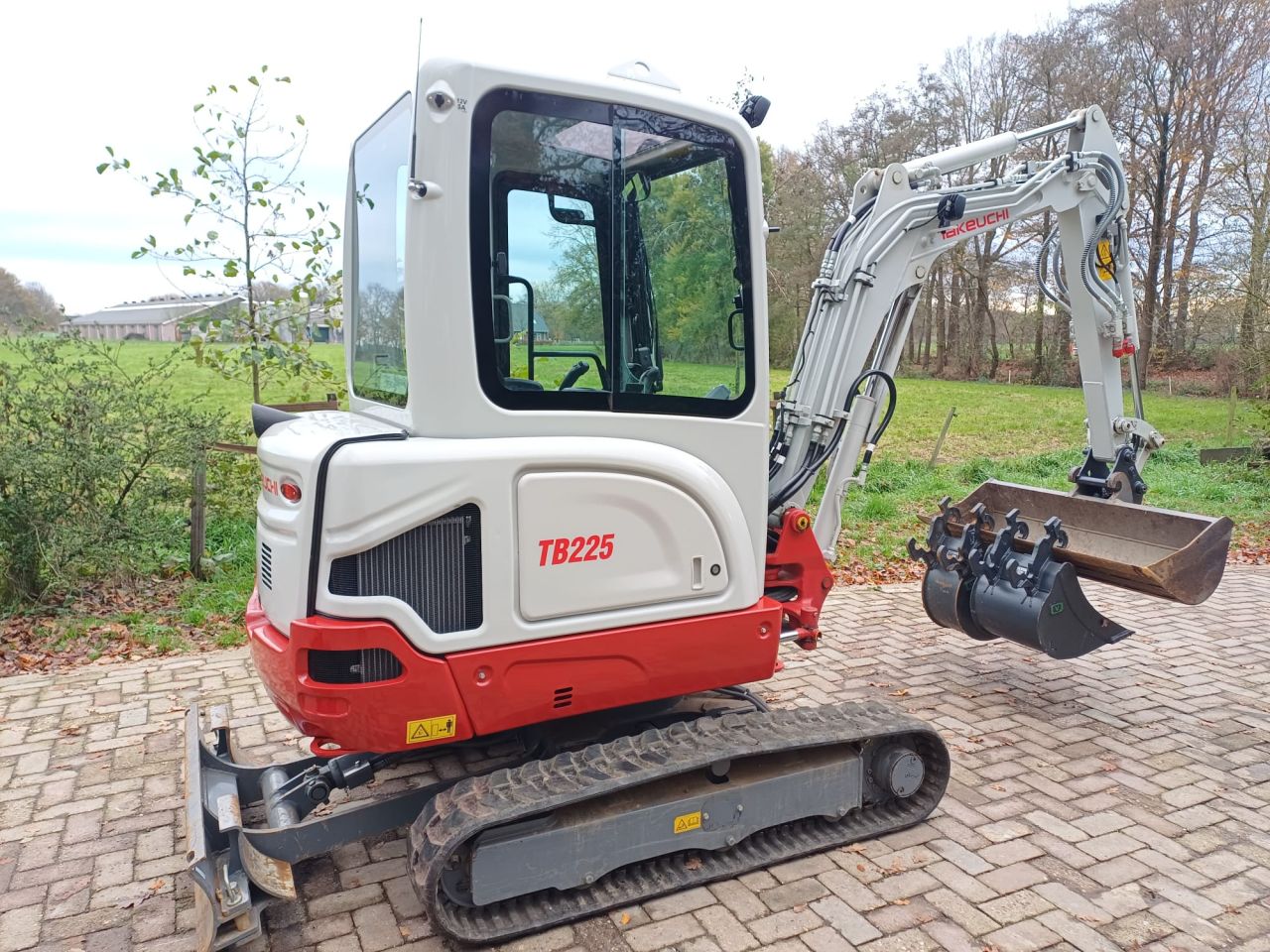 Takeuchi TB225 E | bj 2024 | 218uur | Sorteergrijper