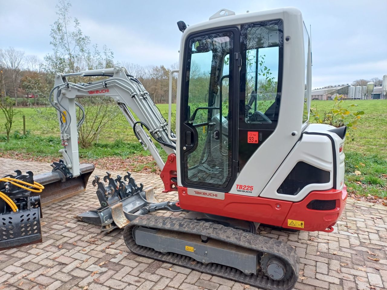 Takeuchi TB225 E | bj 2024 | 218uur | Sorteergrijper