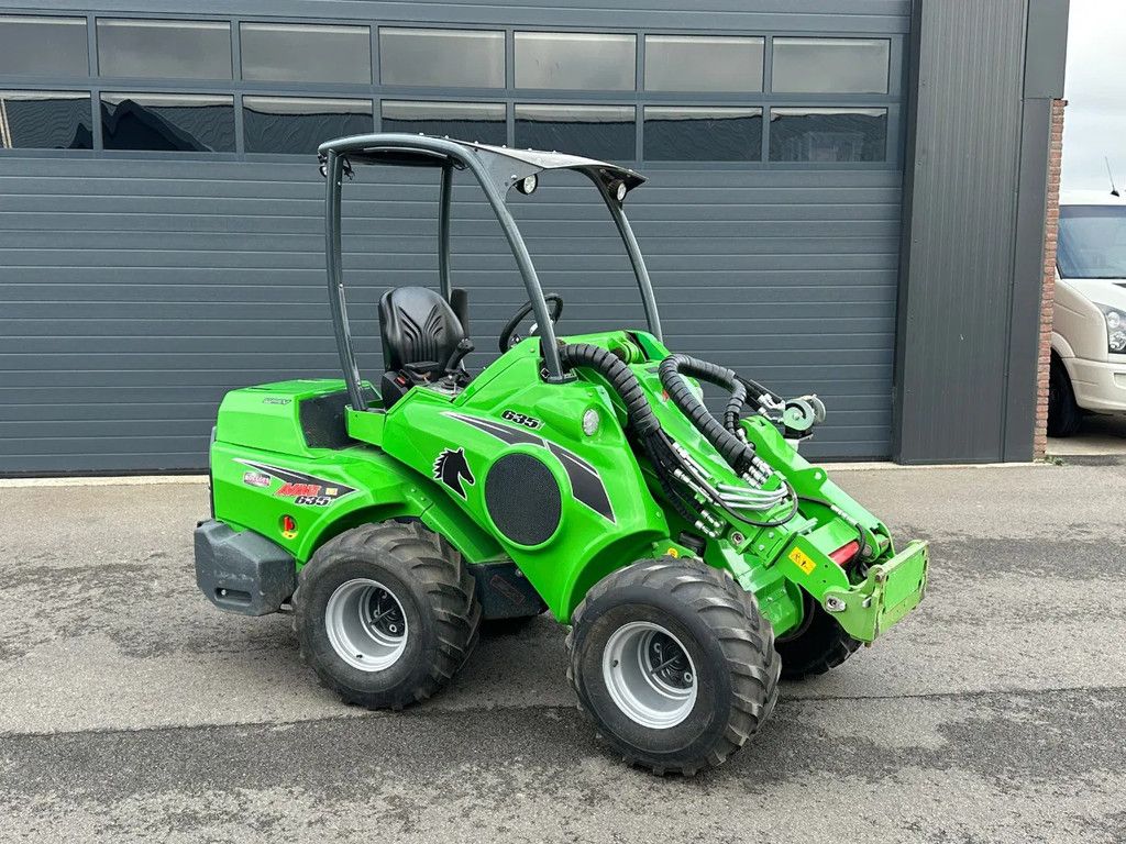 Avant 635i mini-shovel