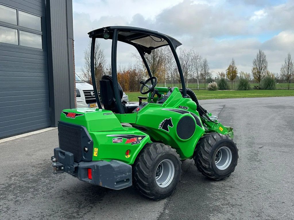 Avant 635i mini-shovel