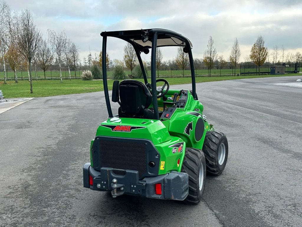 Avant 635i mini-shovel