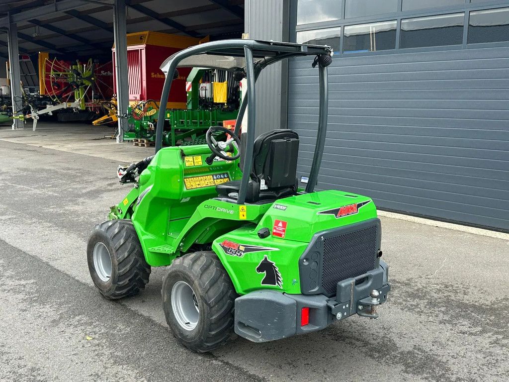 Avant 635i mini-shovel