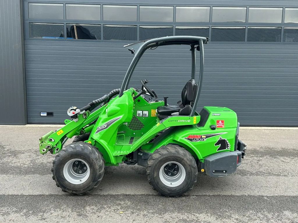 Avant 635i mini-shovel