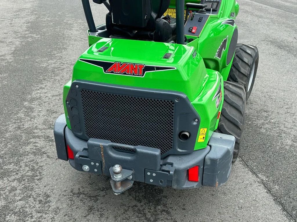 Avant 635i mini-shovel