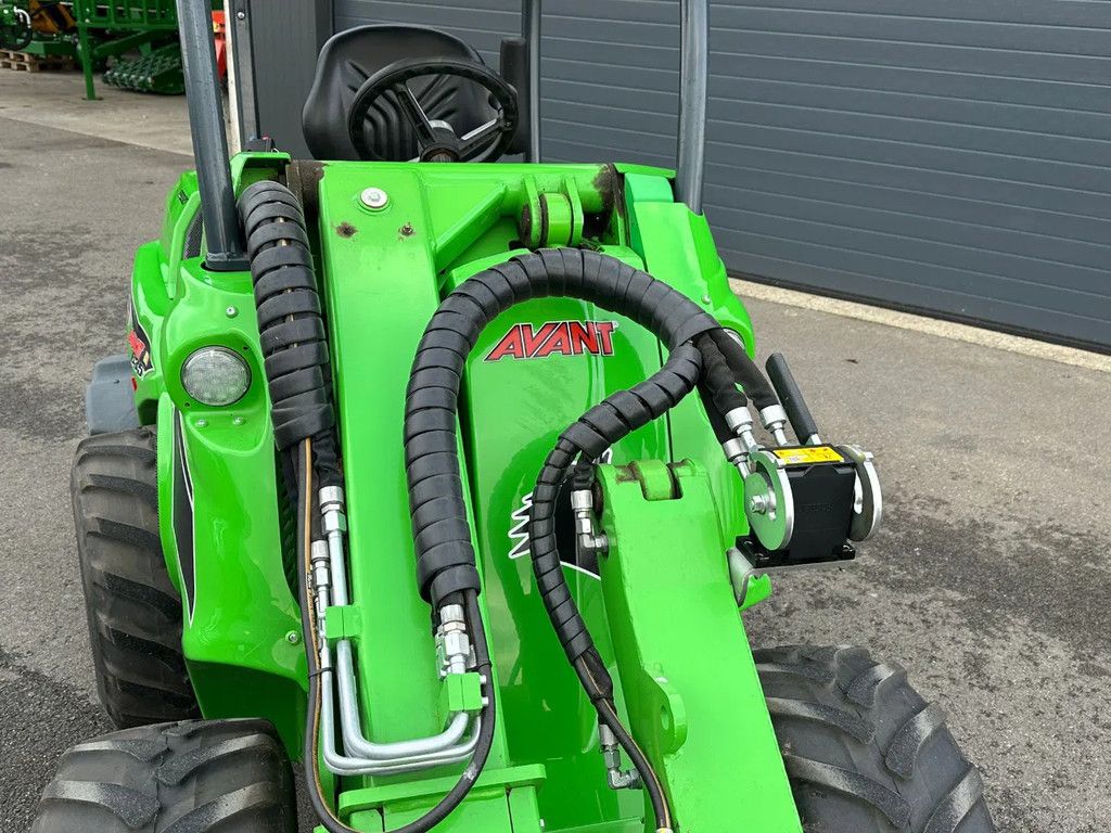 Avant 635i mini-shovel