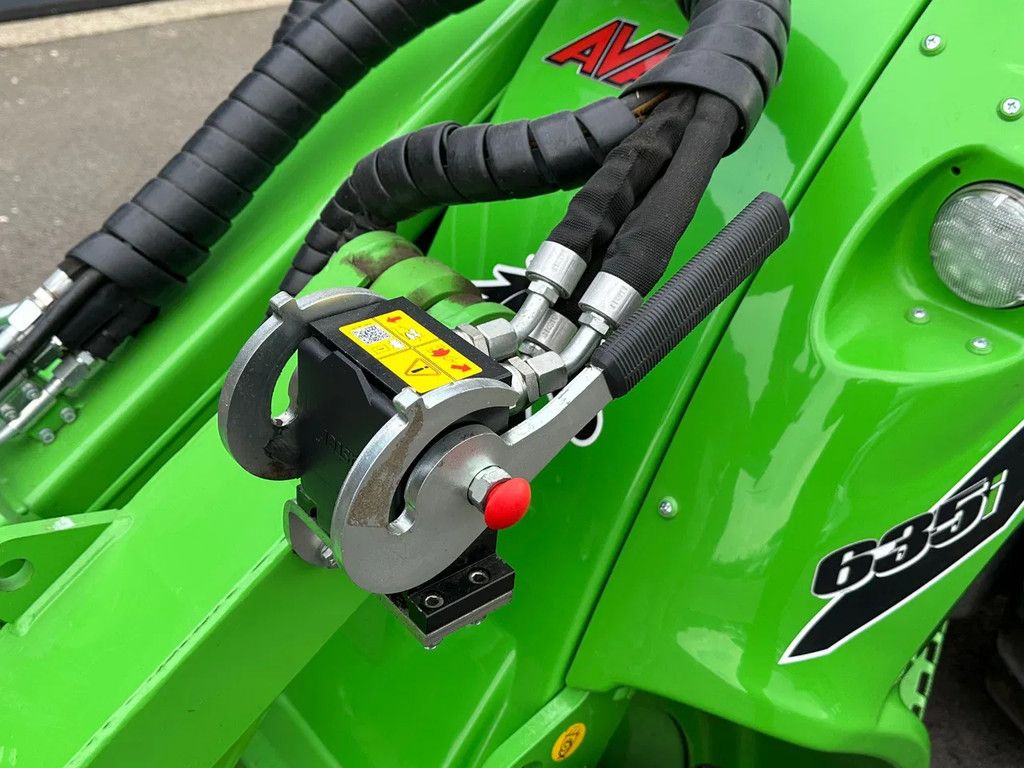 Avant 635i mini-shovel