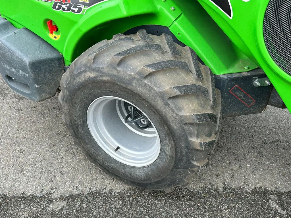 Avant 635i mini-shovel