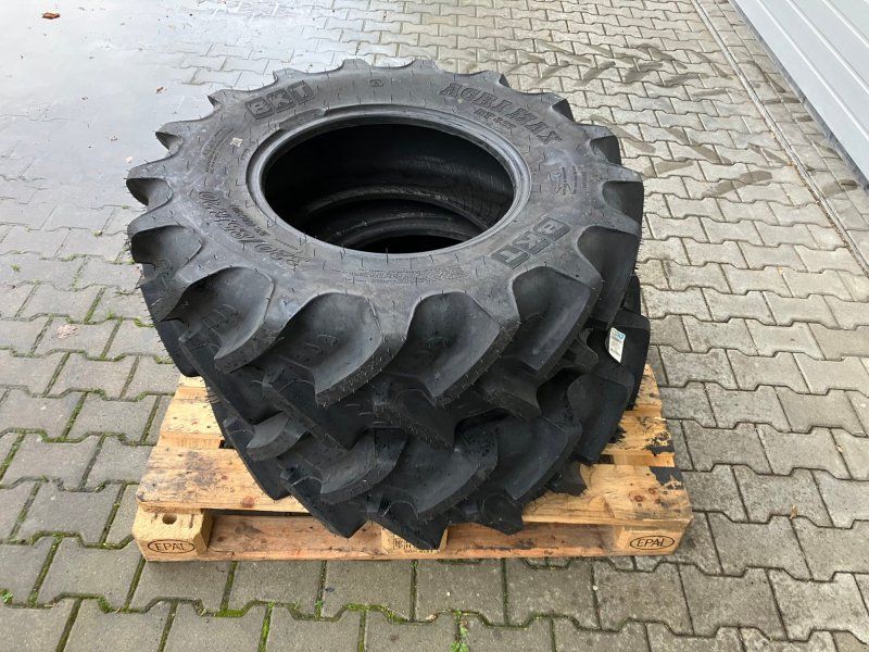 BKT 320 / 85 R20 AgriMax RT 855