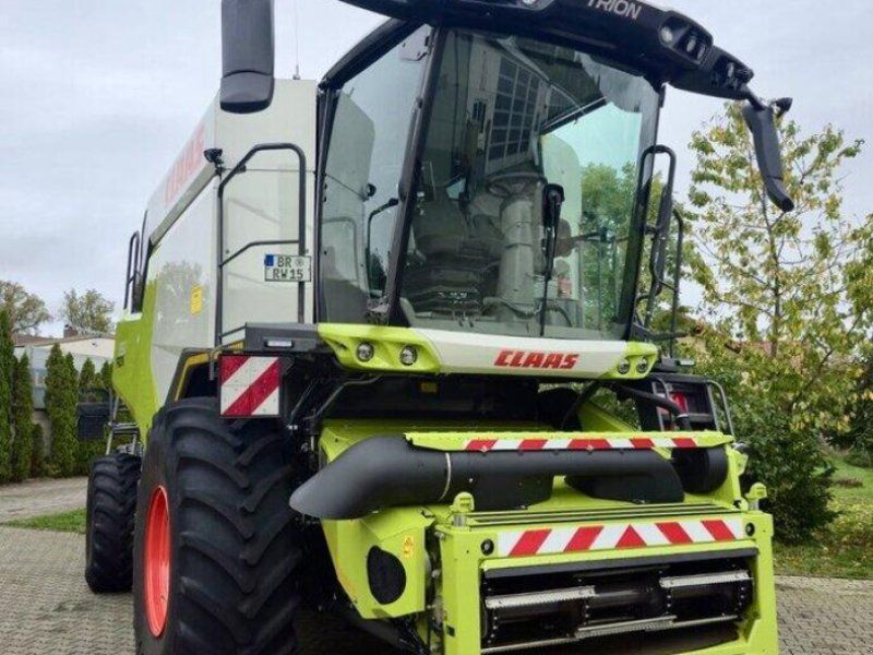 Claas Trion 650 mit Schneidwerk