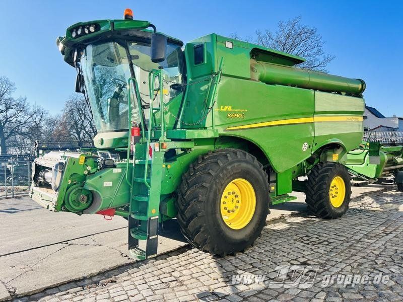 John Deere S690