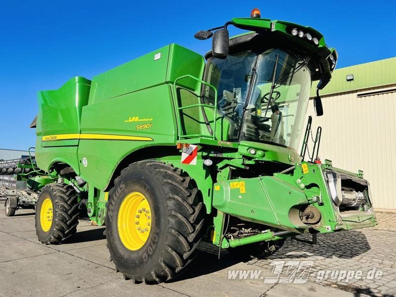 John Deere S690