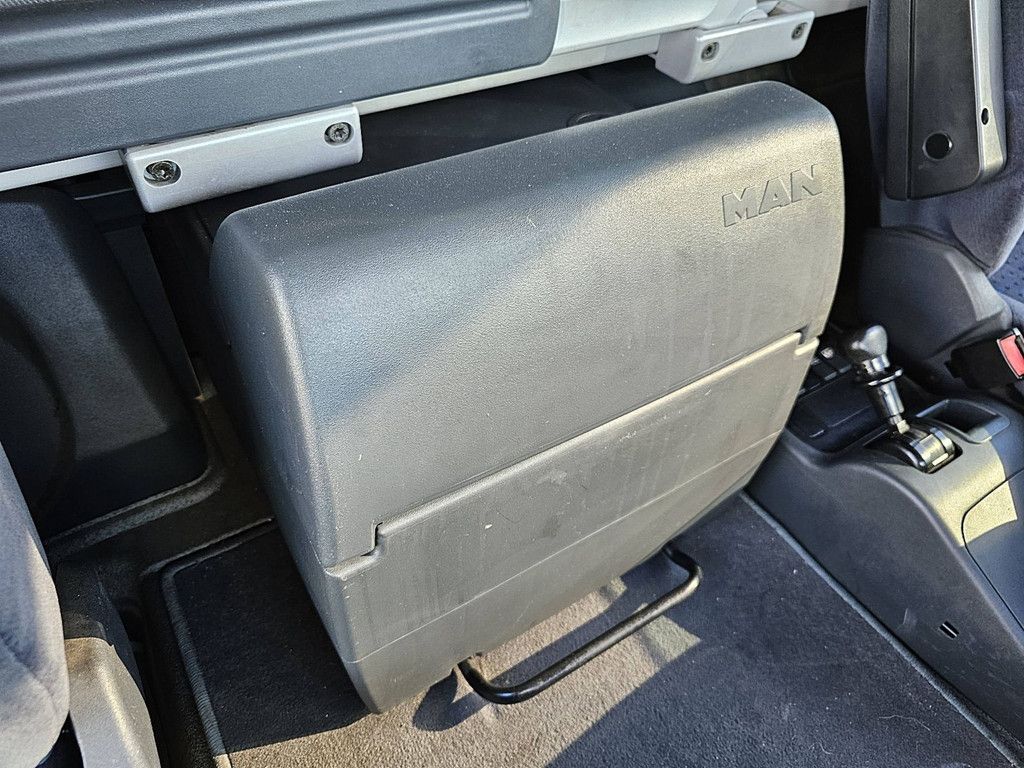 M.A.N. 26.440 TGA lx 6x2 side doors