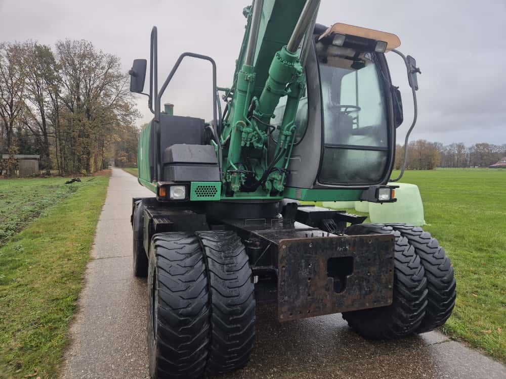 Hitachi ZX 130 W mobiele graafmachine met knikgiek