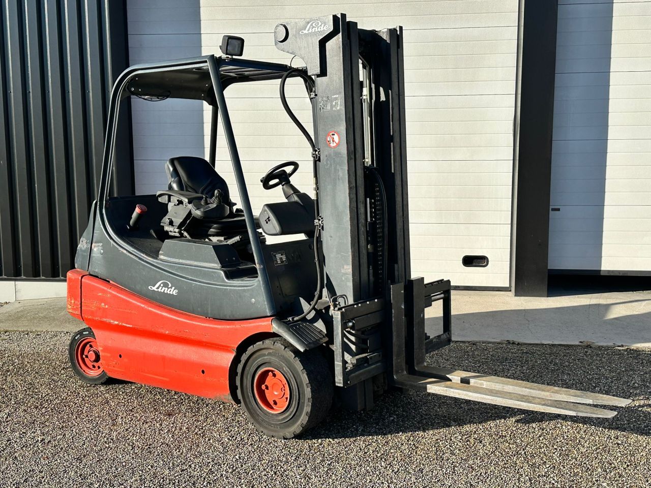 TE KOOP: zeer nette LINDE 2.5 HEFTRUCK