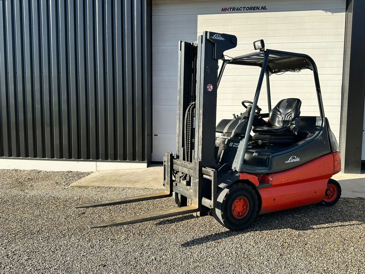 TE KOOP: zeer nette LINDE 2.5 HEFTRUCK