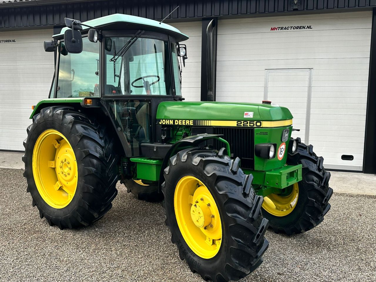 TE KOOP: zeer nette JOHN DEERE 2250
