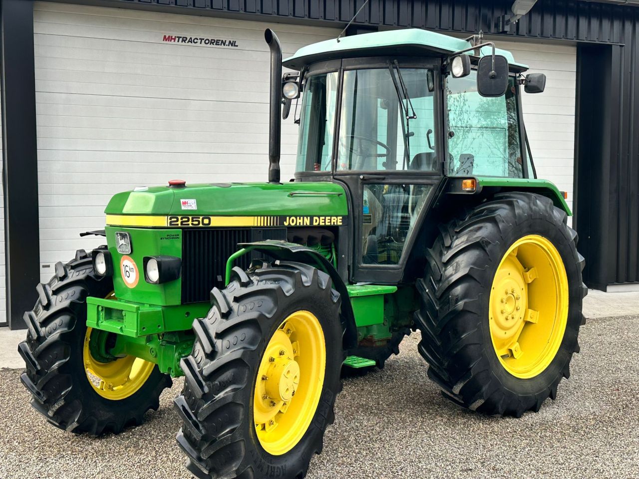 TE KOOP: zeer nette JOHN DEERE 2250