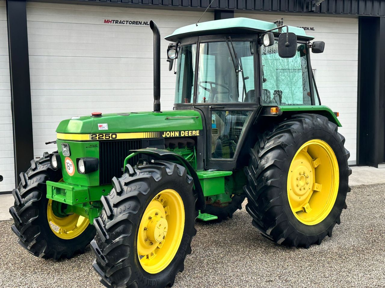 TE KOOP: zeer nette JOHN DEERE 2250