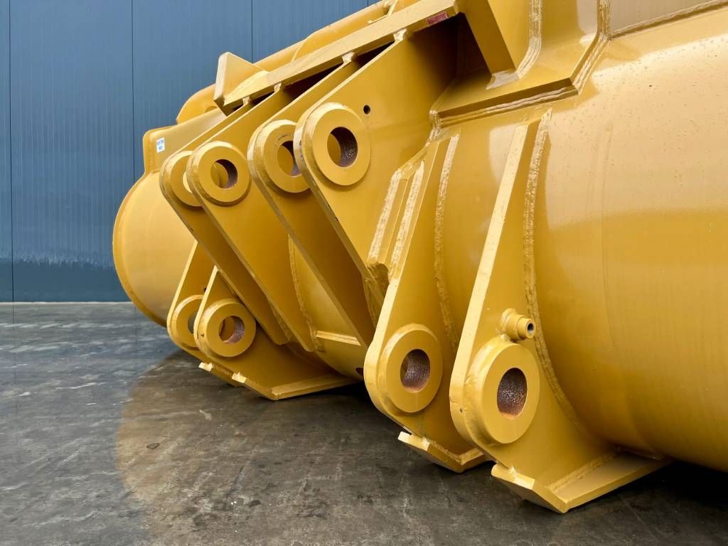 CAT 980 incl. cutting edge + side protectors