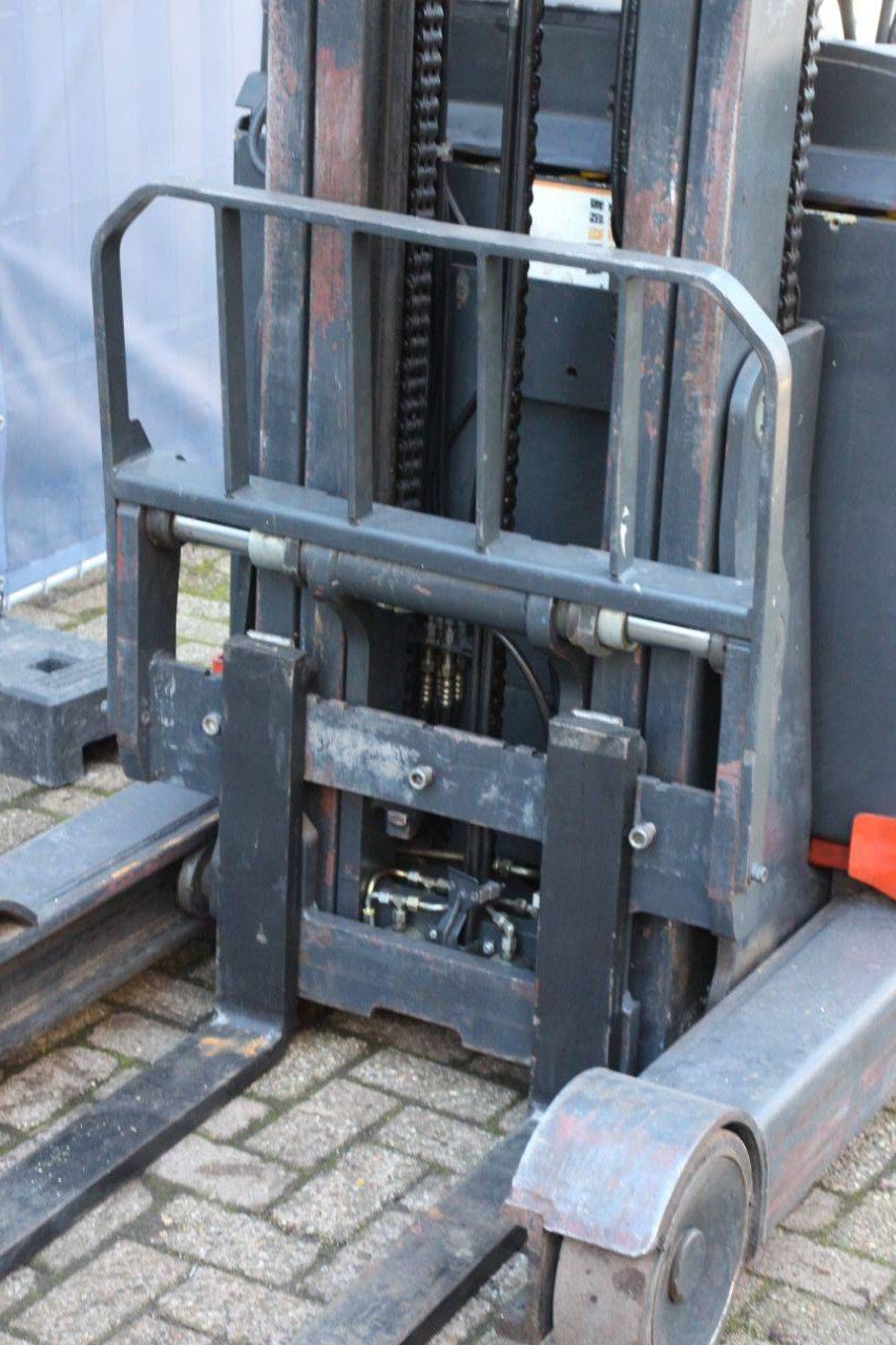 Reach truck Linde R16N Electric 1600kg 4.7m 1995