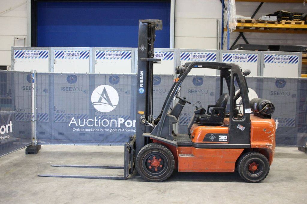 Nissan 30 LPG-Gabelstapler, 3000 kg, 6,0 m
