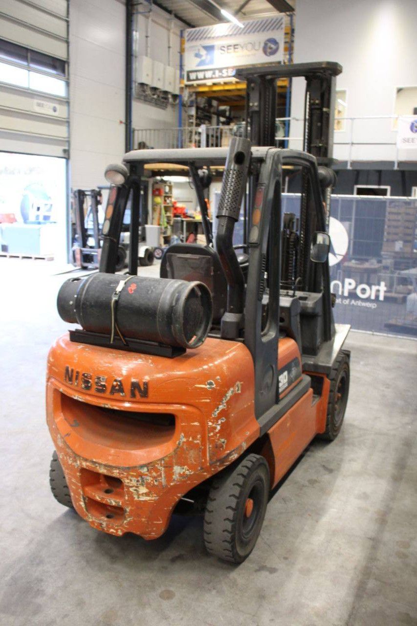 Nissan 30 LPG-Gabelstapler, 3000 kg, 6,0 m