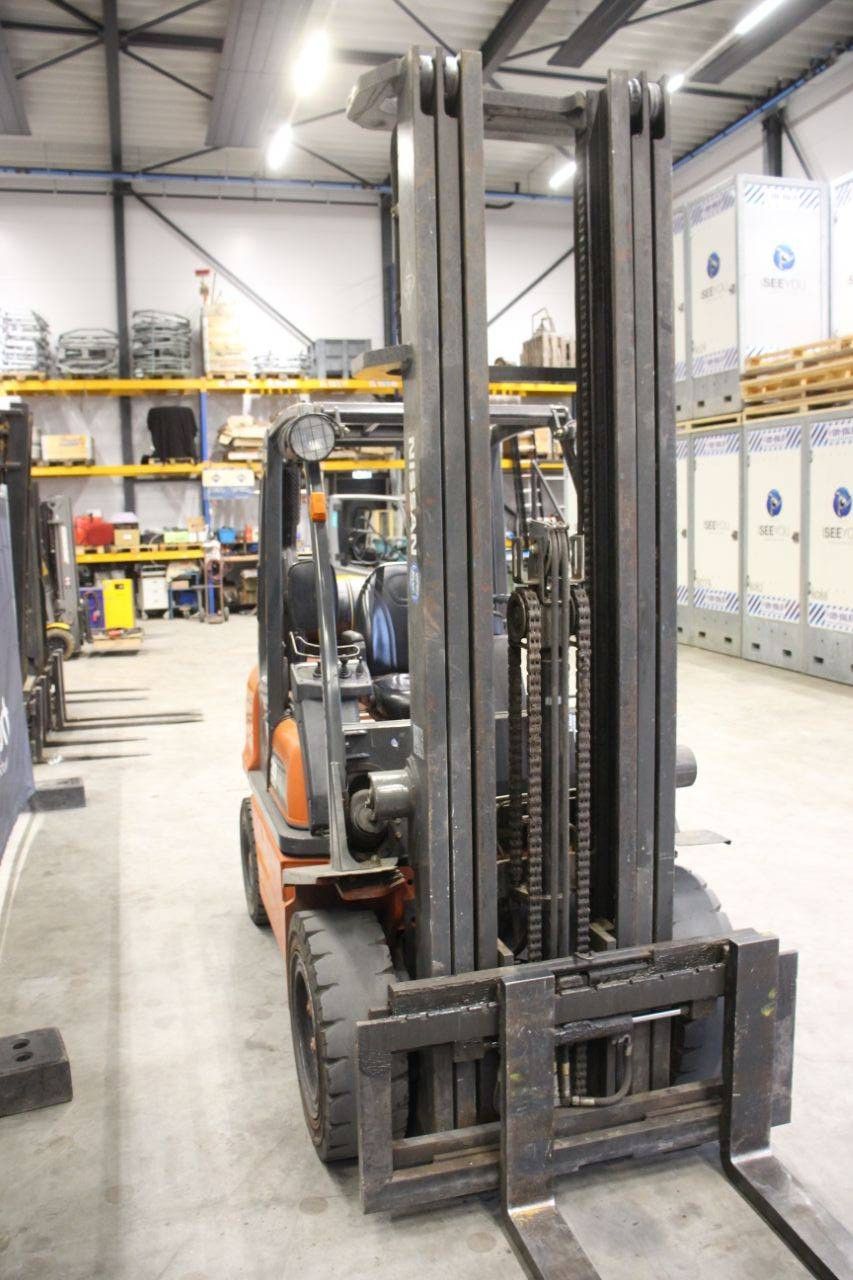 Nissan 30 LPG-Gabelstapler, 3000 kg, 6,0 m