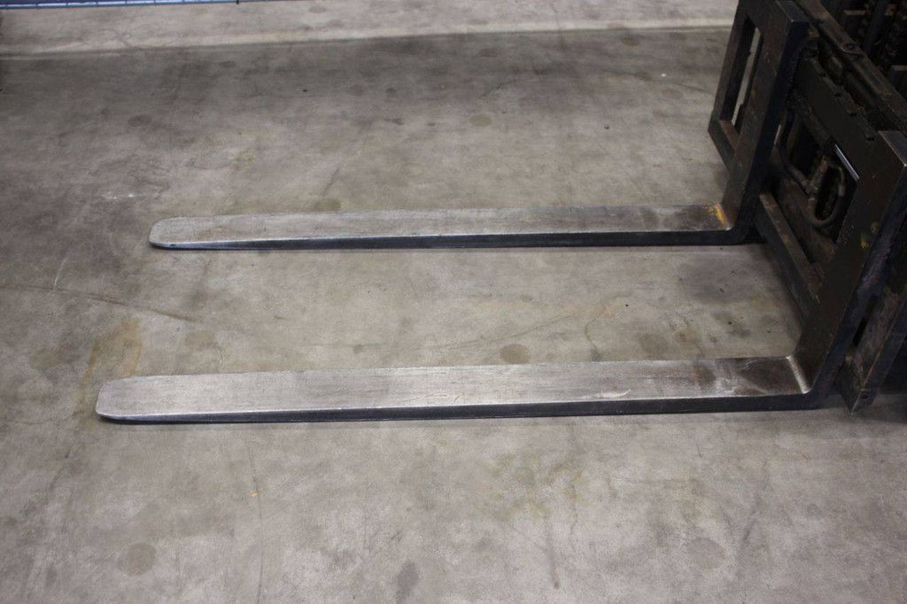 Nissan 30 LPG-Gabelstapler, 3000 kg, 6,0 m