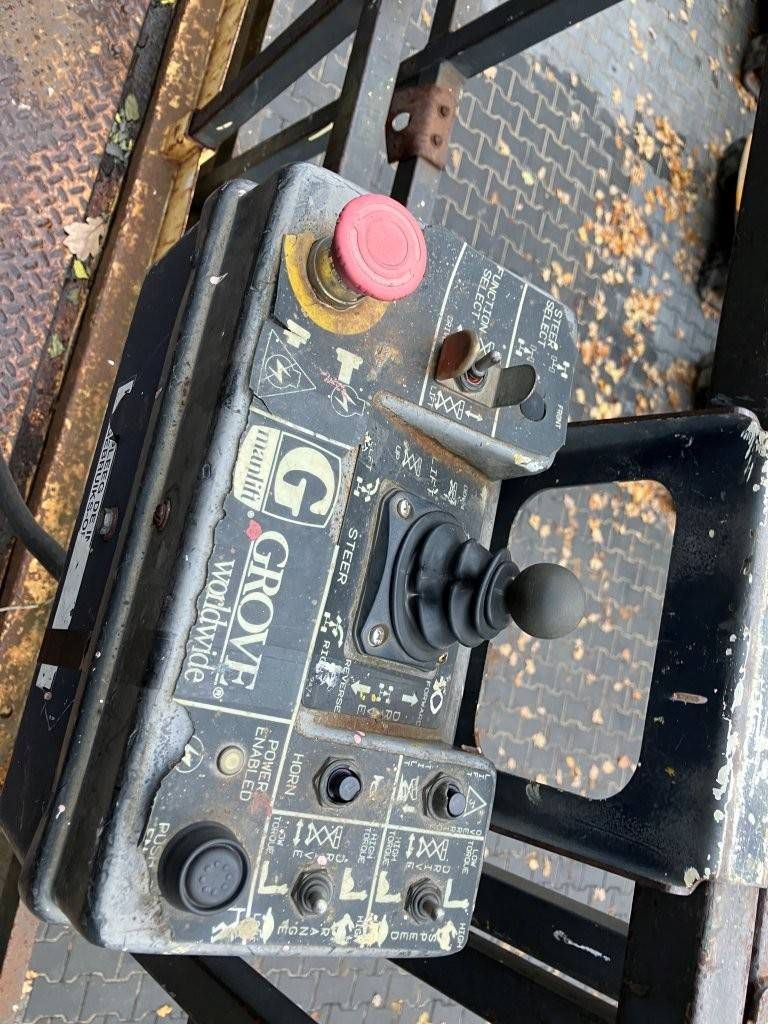 Scissor lift Grove SM4688E Electric 14m 1996