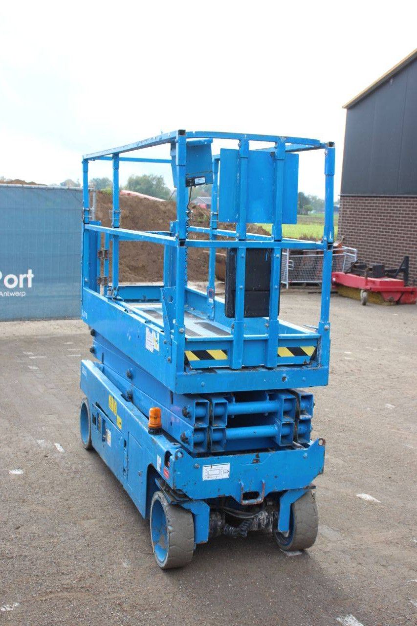 Scissor lift Genie GS2032 Electric 8.1m 2013