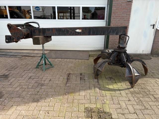 Manitou-Hebebühne mit Polyp-Klemme