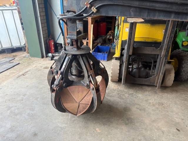 Manitou-Hebebühne mit Polyp-Klemme