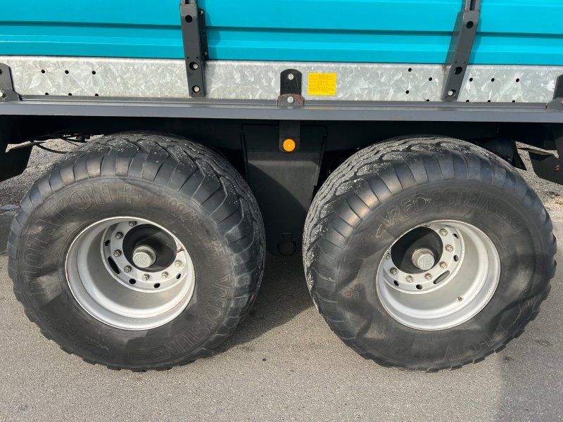 Mengele Rotobull 6000/2 mit 700/45-22,5 Bereifung und Nachllenkung