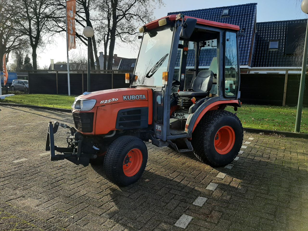 Kubota B2530 trekker met cabine en fronthef
