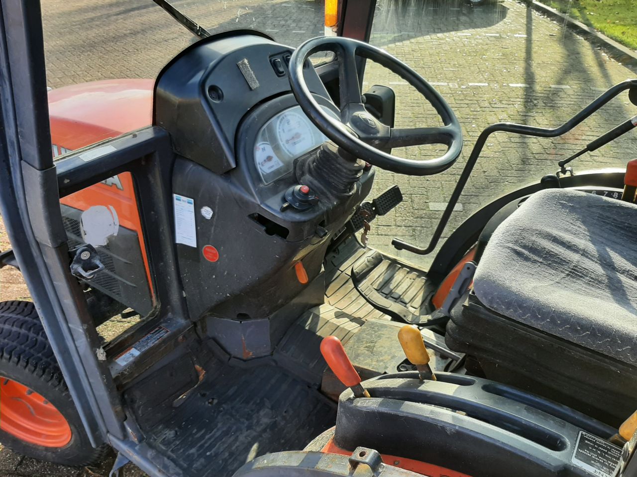 Kubota B2530 trekker met cabine en fronthef