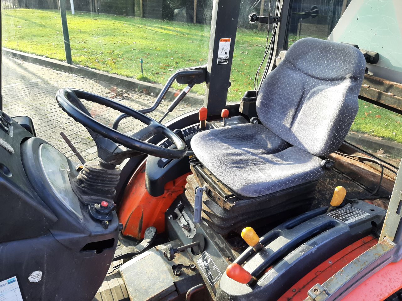 Kubota B2530 trekker met cabine en fronthef