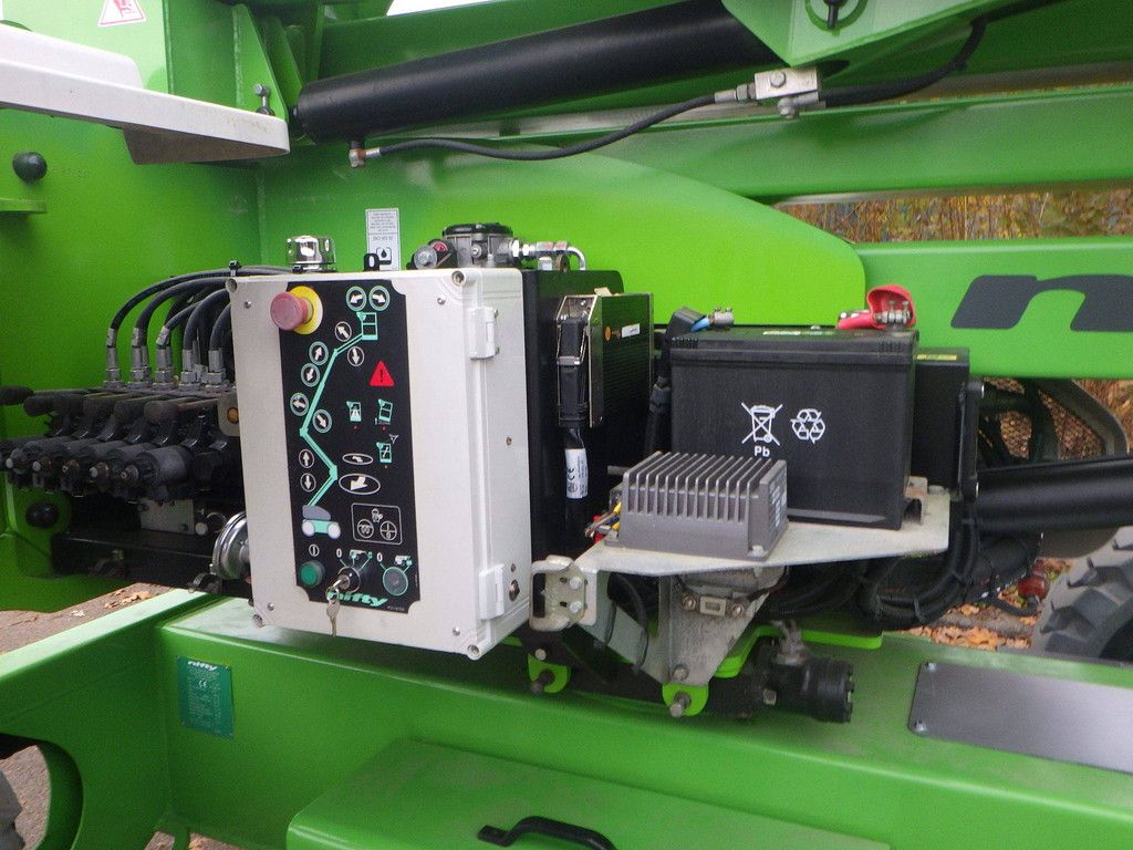 Nifty HR17HYB Hybrid 17m Articulated Boom Lift 2014