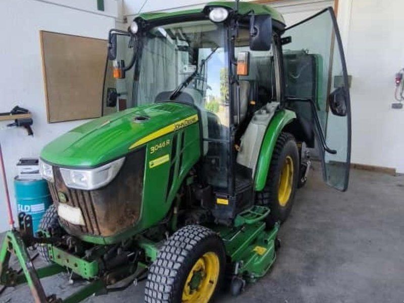 John Deere 3046R
