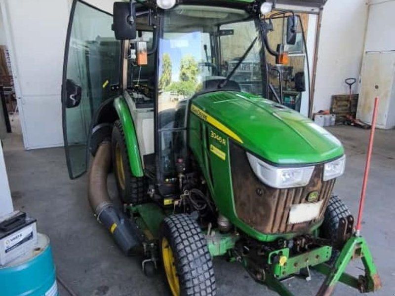 John Deere 3046R